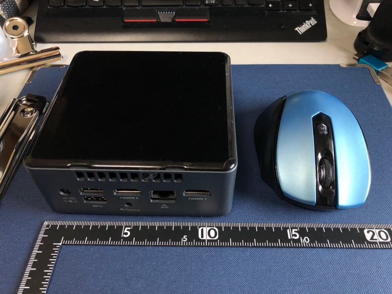 PCとマウスを並べて長さを測定